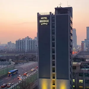 Hotel Bridge, Seul